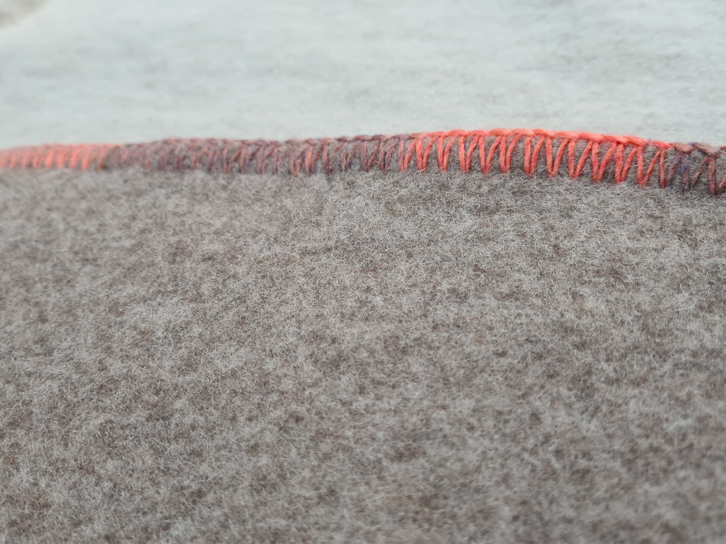 Baby Einschlagdecke Merino Detailansicht – handgefertigt Deutschland