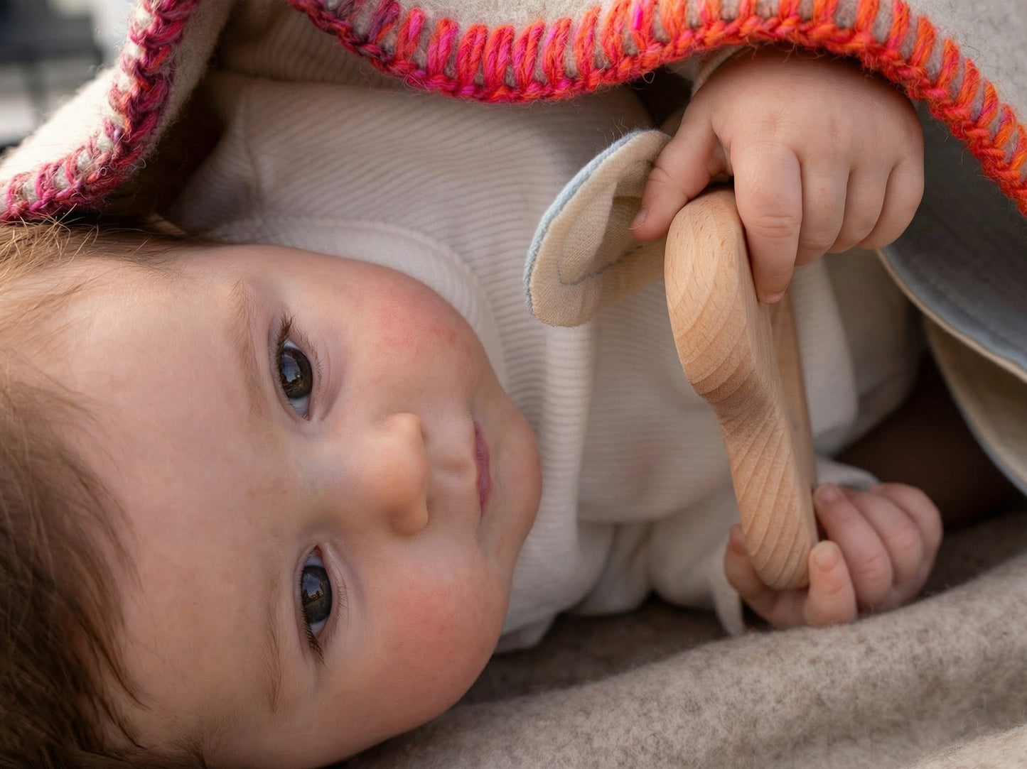 Baby Greifling Holzherz mit Tuch – Motorik Spielzeug 100% Natur